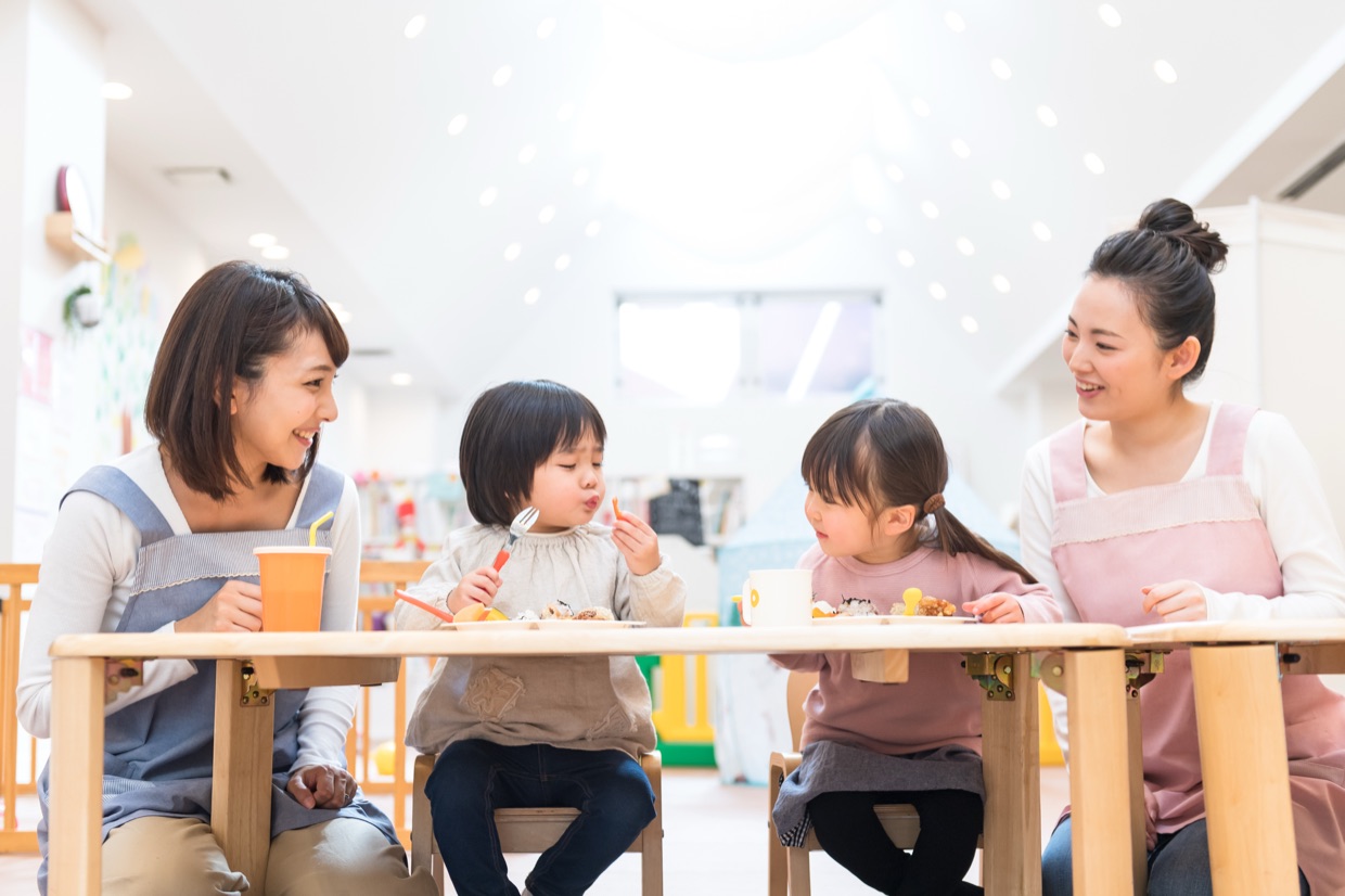 親子で食事を楽しむ様子